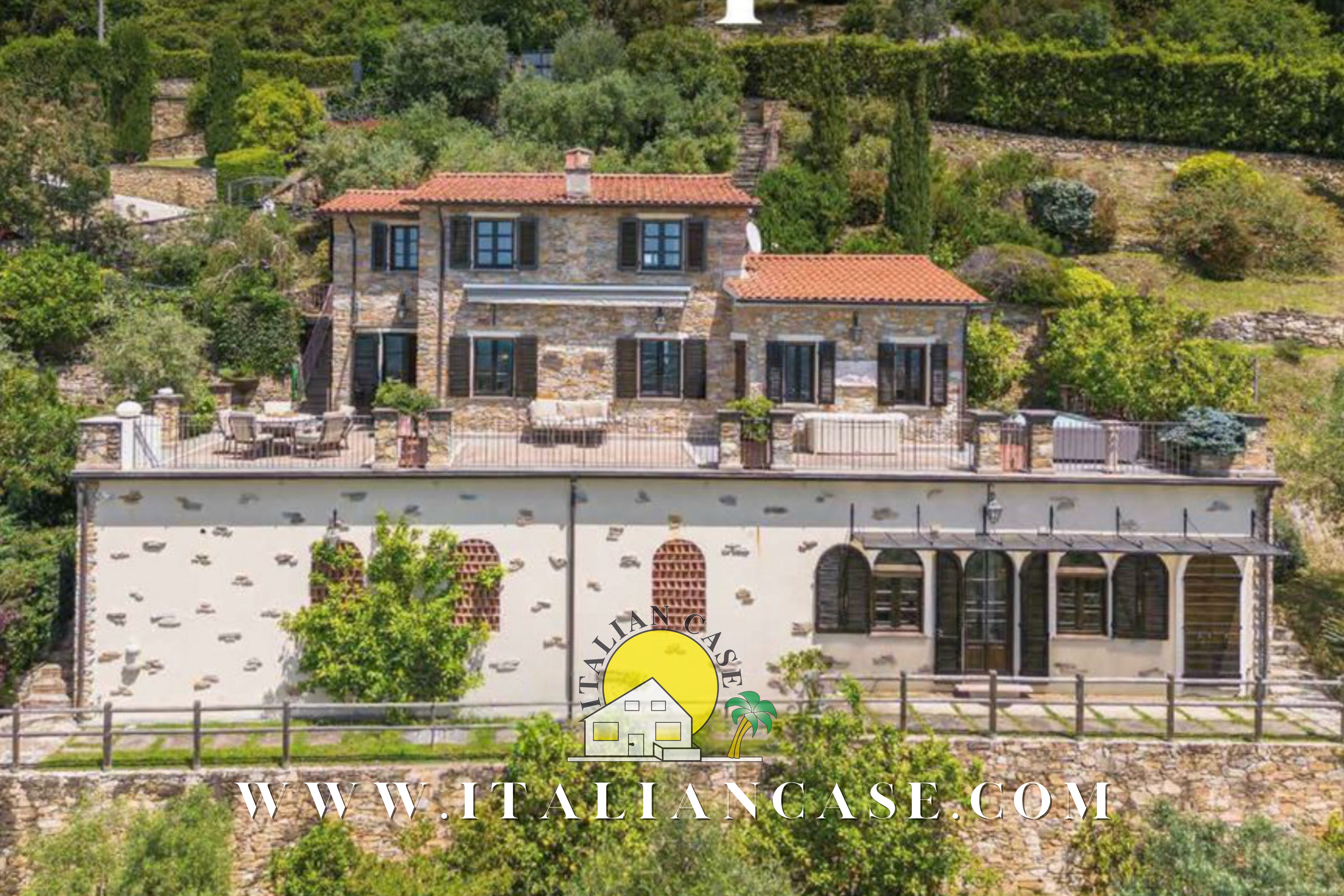 Villa Singola in Vendita con Vista Panoramica sulla Costa della Versilia