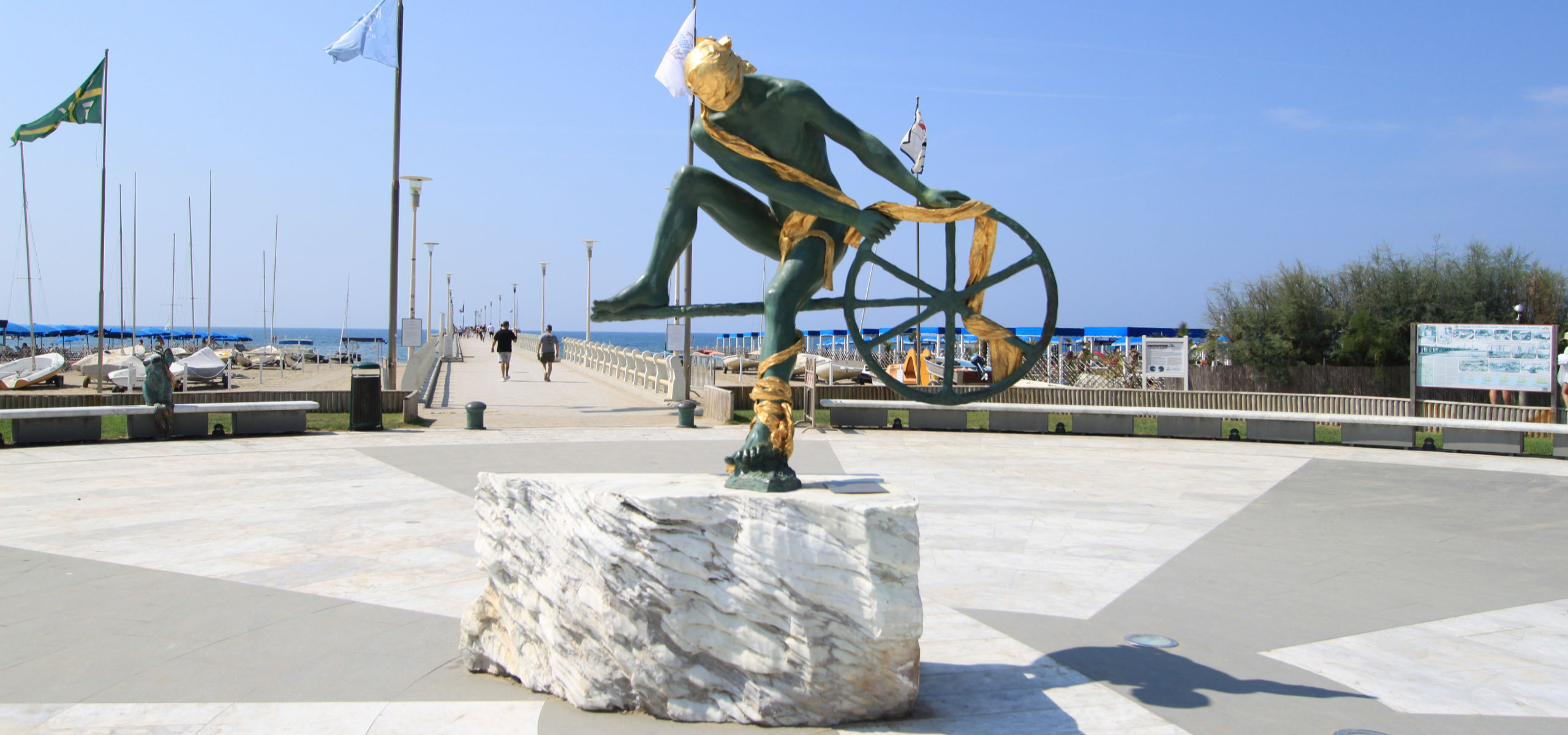 La piazzetta del pontile di Forte dei Marmi